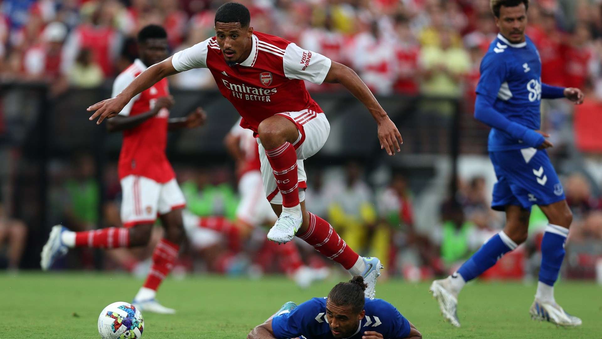 德甲第23輪拜仁慕尼黑5-1科隆 萊萬格納布裏雙雙梅開二度.